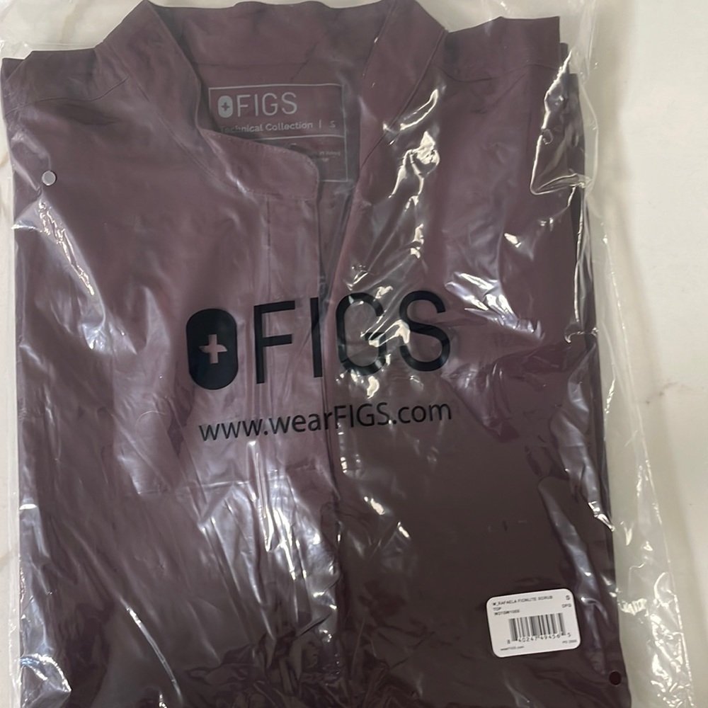 FIGS SCRUB TOP RAFAELA LIMITED EDITION DARK FIG SMALL.